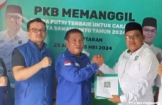 Ketua DPD Partai Demokrat Sawahlunto Hasjonni mendaftar ke DPC PKB Sawahlunto. Hasjonni tengah memperagakan bukti pendaftaran yang diserahkan Ketua DPC PKB Sawahlunto, Ronni Eka Putra.(armadison)