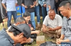 Keluarga Casis Iwan Sutrisman Berdoa