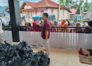 Foto Karni Ilyas Salurkan Sembako ke Kampung Halaman