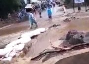 Foto Banjir Lahar Dingin Kembali Terjadi di Aia Angek, Jalan Padang - Bukittinggi Terganggu