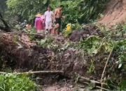 Foto Tebing Runtuh, Jalan Batang Palupuh -Matur Tidak Bisa Dilewati