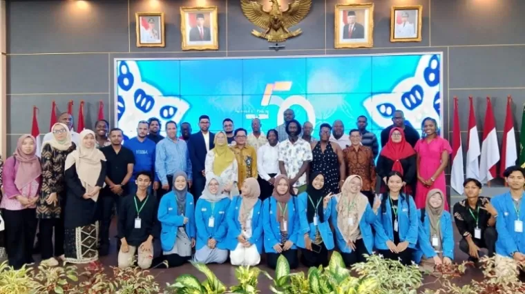 Direktur Politeknik ATI Padang, Ester Edwar dan sejumlah mahasiswanya berfoto bersama para pemuda-pemudi dari negara-negara di wilayah Karibia yang bakal mengikuti pelatihan pengolahan kelapa di kampus itu, Senin (20/5) malam.(wahyu)