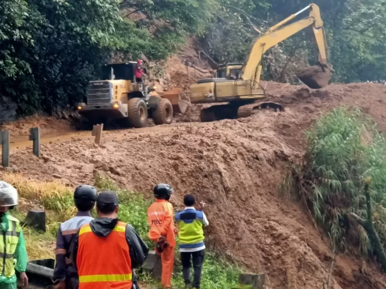 Alat berat TRC Semen Padang membersihkan jalur Padang-Solok mengalami longsor akibat hujan lebat yang terjadi Selasa (7/5/2024) siang.Ist