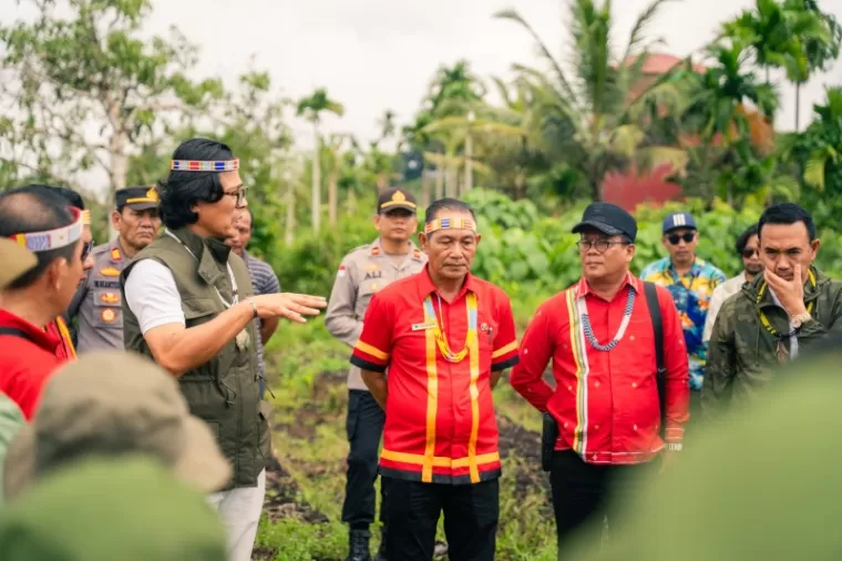 InJourney Eksplor Siberut, Dony Oskaria Serahkan TJSL Berujud Pemberdayaan