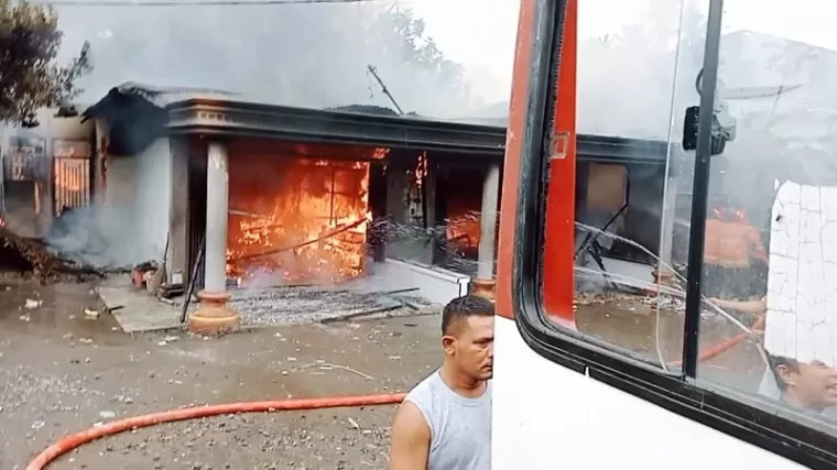 Api membakar rumah dan mobil di Pasaman Barat. (ist)