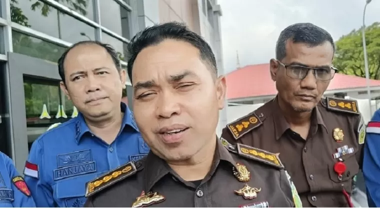 Asisten Pidana Khusus Kejati Sumbar Hadiman di Padang, memberikan keterangan kepada pers, Kamis (30/5). (ist)