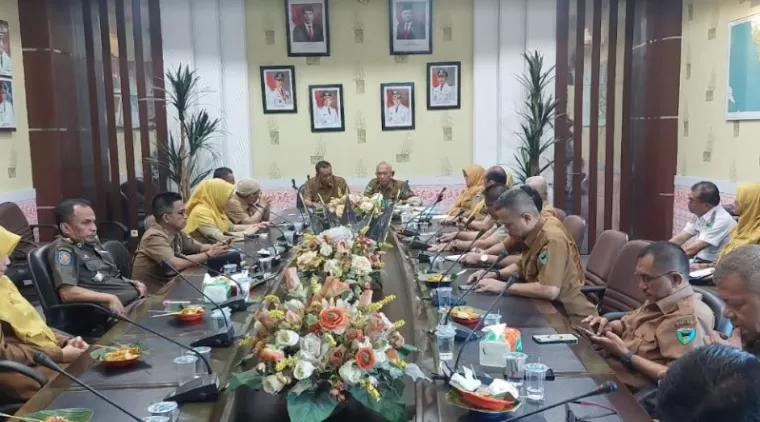 Bupati Pesisir Selatan, Rusma Yul Anwar memimpin rapat terkait perkembangan Kejadian Luar Biasa (KLB) Diare,  Senin (6/5) di kantor bupati. (ist)