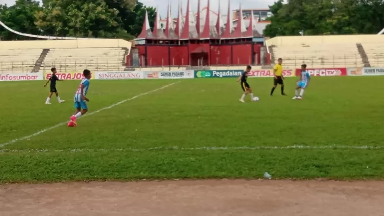 LTS SUMBAR- Salah satu pertandingan LTS Sumbar 2024 U-12 pada Rabu (1/5) di Stadion H. Agus Salim, Padang. (dede amri)