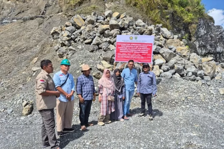 Pemerintah Provinsi Sumatra Barat memasang plang penghentian sementara kegiatan tambang galian C. (antara)