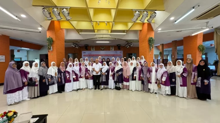 Direktur Keuangan dan Umum PT Semen Padang Oktoweri melepas sebanyak 80 orang Jemaah Calon Haji (CJH) tahun 2024, Rabu (7/5/2024).Ist