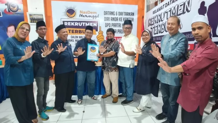 dr Herman Anwar saat menyerahkan berkas pendaftaran ke DPD Partai Nasdem Kota Padang didampingi sejumlah tokoh masyarakat. (bambang)