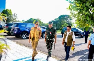 Danlanud SUT menyambut kedatangan  Kepala BNPB Letjen TNI Suharyanto, S.Sos., M.M., beserta rombongan. (Ist)