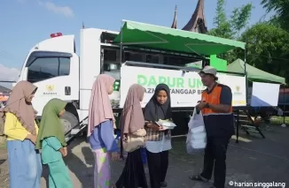 Petugas Baznas membagikan makanan bagi korban bencana banjir bandang di Tanah Datar melalui mobil dapur umum.Ist