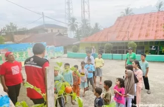 TRC Semen Padang berikan trauma healing bagi anak-anak korban bencana di Tanah Datar, Rabu (15/5/2024).Ist