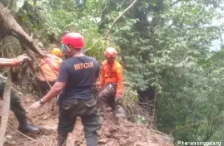 Proses evakuasi korban longsor di Sitinjau Lauik