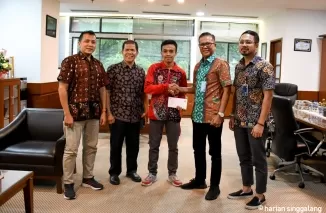 Direktur Utama PT Semen Padang Indrieffouny Indra pada Jumat (17/5/2024) melepas Muhammad Iqbal, atlet pencak silat binaan Forum Komunikasi Karyawan Semen Padang Group (FKKSPG).Ist