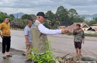 Gubernur saat meninjau lokasi bencana