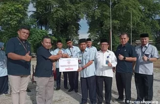 Kepala SMK Semen Padang, Gusriadi menerima bantuan dari PT Semen Padang dalam rangka hardiknas.Ist