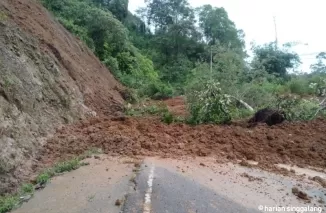 Jalan longsor di Malalak. (antara)