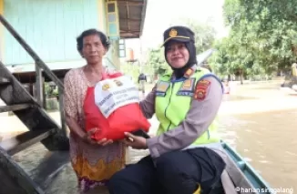 Kapolres OKU dan Bhayangkari Distribusikan Sembako Bantuan Kapolda Sumsel