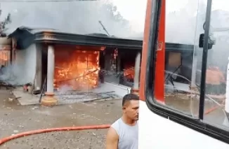 Api membakar rumah dan mobil di Pasaman Barat. (ist)