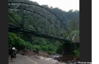 Ruas jalan nasional di Lembah Anai yang putus total akibat luapan Batang Anai. (ist)