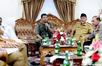 Kepala BNPB Letjen TNI Suharyanto, S.Sos., M.M (kemeja dan rompi hijau) saat memberikan arahan pada Rapat Koordinasi Penanganan Darurat Bencana Banjir dan Tanah Longsor di Provinsi Sumatera Barat, pada Senin (13/5).