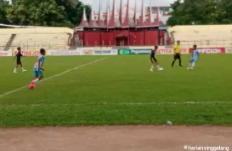 LTS SUMBAR- Salah satu pertandingan LTS Sumbar 2024 U-12 pada Rabu (1/5) di Stadion H. Agus Salim, Padang. (dede amri)