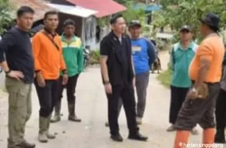 Penjabat Walikota Sawahlunto Fauzan Hasan tengah ngobrol dengan petugas lapangan yang melakukan penanganan bencana di masa tanggap darurat.(armadison)