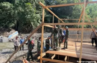 Pemko Padang Panjang Bangun MCK dan Jembatan Darurat di Lubuk Mata Kucing