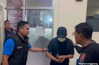 Tersangka ditangkap polisi. (antara)