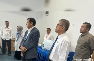Ketua SNPMB 2024, Prof. Ganefri, PhD., bersama Rektor ISI Padang Panjang memantau UTBK di kampus tersebut. (ist)