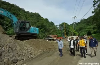 Proses pengerjaan jalan di Lembah Anai. (ist)