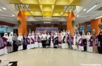 Direktur Keuangan dan Umum PT Semen Padang Oktoweri melepas sebanyak 80 orang Jemaah Calon Haji (CJH) tahun 2024, Rabu (7/5/2024).Ist