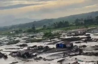 TERTIMBUN ratusan hektar lahan sawah tertimbun sedimen material banjir lahar dingin di Nagari Bukik Batabuah Kecamatan Canduang Agam. (kasnadi)
