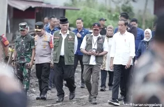 Gubernur Mahyeldi bersama Presiden Joko Widodo saat meninjau kerusakan dampak bencana banjir lahar dingin dan longsor di Bukik Batabuah, Agam, Selasa (21/05/2024). Ist