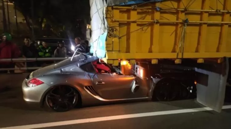 Mobil Porsche tabrak truk di Tol Dalam Kota Jakarta, Rabu, 19 Juni 2024. (Foto: iNews.id)