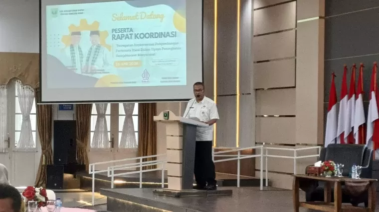 Asisten II Setdaprov Sumbar, Arry Yuswandi mewakili Gubernur Sumbar Mahyeldi pada rapat koordinasi percepatan implementasi pengembangan pariwisata halal dalam upaya peningkatan kesejahteraan masyarakat di Auditorium Gubernuran Sumbar, Rabu (26/6). Ist