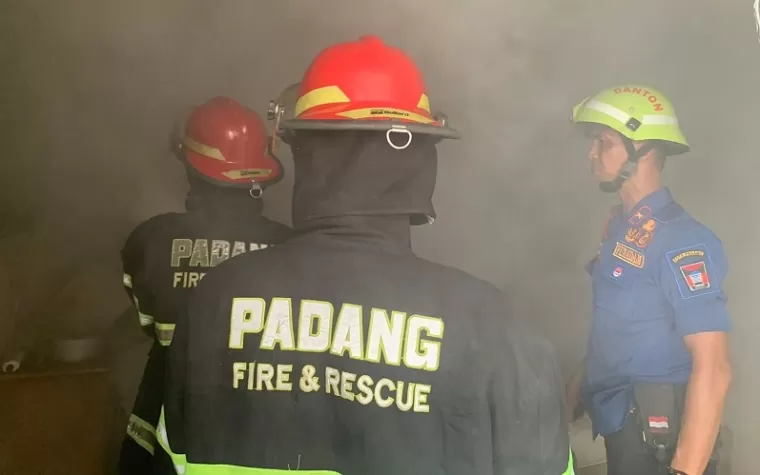 Petugas memadamkan api