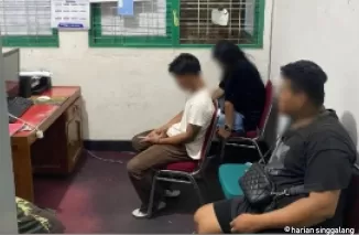 Petugas Pol PP dan Damkar Kota Pariaman menginterogasi dua pria dan satu waria yang kedapatan berbuat asusila di sebuah penginapan. (ant)