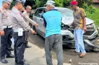 Avanza ringsek usai tabarakan dengan sepeda motor, hingga mengakibatkan 3 orang meninggal dunia dan 1 orang Luka Barat (arafat)