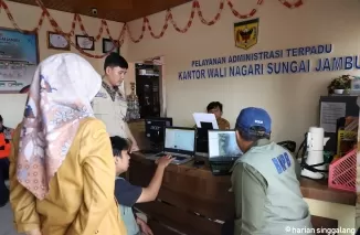 Tim survei sirine BNPB menentukan titik lokasi pemasangan dibantu oleh perangkat Wali Nagari Sungai Jambu, Kabupaten Tanah Datar pada Selasa (11/6).