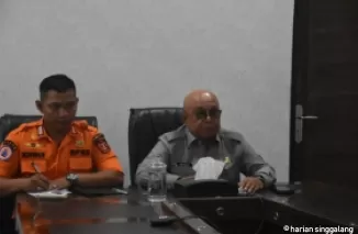Kepala BPBD yang juga Sekda Agam Drs. H.Edi Busti, MSi menyampaikan kondisi terkini kebencanaan dalam rapat koordinasi bersama BNPB, Kamis ,(6/6). - Ist