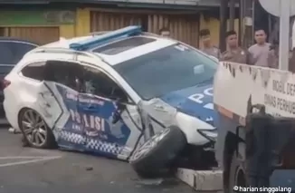 Ban mobil Patwal polisi lepas usai ditabrak Terios di Medan. (Foto: Kompascom)