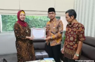 Barlius, Kepala Dinas Pendidikan Sumbar menerima penghargaan dari panitia IMLF