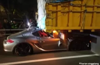Mobil Porsche tabrak truk di Tol Dalam Kota Jakarta, Rabu, 19 Juni 2024. (Foto: iNews.id)