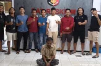 Kasatreskrim Polres Payakumbuh, AKP Doni Pramadona, SH., dan jajaran memperlihatkan pelaku PS yang diduga telah mencabuli dua anak gadisnya yang masih dibawah umur. (ist)
