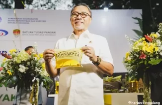 Menteri Perdagangan (Mendag) Zulkifli Hasan memperlihatkan Minyakita. (Foto: JPNN)