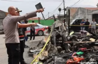 Rumah seorang wartawan hangus terbakar diduga bongkar kasus perjudian. (Foto: Pantau)