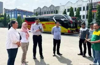 Direktur Angkutan Jalan, Ernita Titis Dewi (kedua dari kiri) bersama jajarannya saat melakukan sidak (inspeksi mendadak) keselamatan kendaraan di Pol PO Bus Arimbi di Tangerang, ditemukan kendaraan tak laik jalan (yusman)